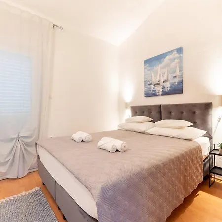 Spacious Retreat With Private Pool, Fitness Centre, And Garden Vila