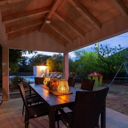 Spacious Retreat With Private Pool, Fitness Centre, And Garden Vila