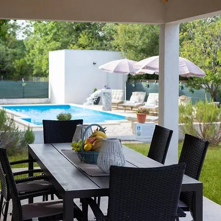 Spacious Retreat With Private Pool, Fitness Centre, And Garden Prgomet