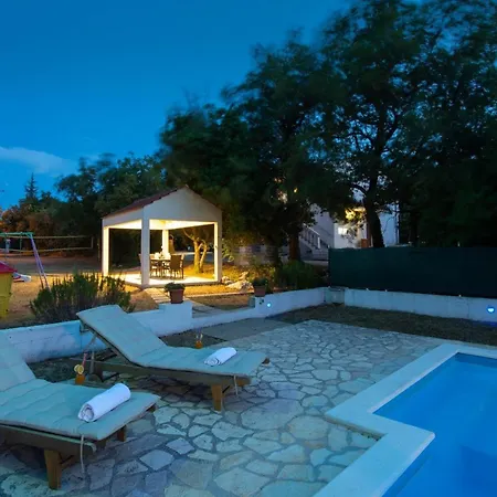 Spacious Retreat With Private Pool, Fitness Centre, And Garden *