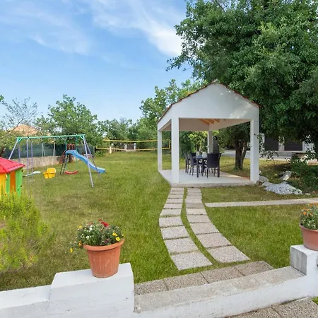 Spacious Retreat With Private Pool, Fitness Centre, And Garden Prgomet