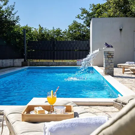 Spacious Retreat With Private Pool, Fitness Centre, And Garden * Prgomet