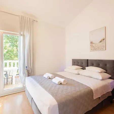Villa Spacious Retreat With Private Pool, Fitness Centre, And Garden