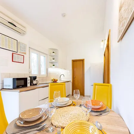 Spacious Retreat With Private Pool, Fitness Centre, And Garden Villa *