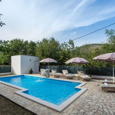 Spacious Retreat With Private Pool, Fitness Centre, And Garden *