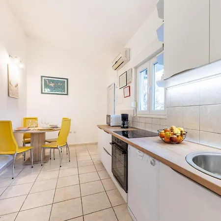 Villa Spacious Retreat With Private Pool, Fitness Centre, And Garden *