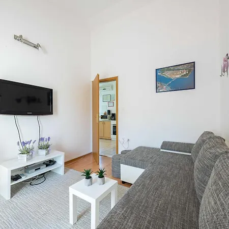 Spacious Retreat With Private Pool, Fitness Centre, And Garden *