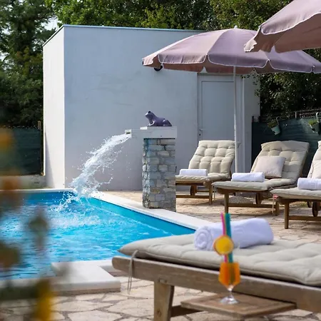 Villa Spacious Retreat With Private Pool, Fitness Centre, And Garden