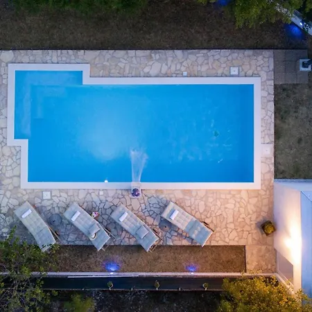 Villa Spacious Retreat With Private Pool, Fitness Centre, And Garden *