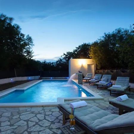 Spacious Retreat With Private Pool, Fitness Centre, And Garden Villa Prgomet