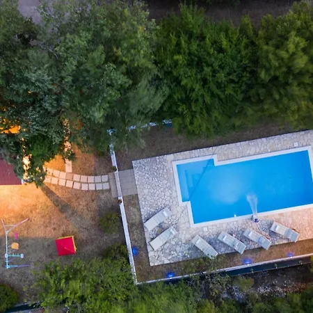 Spacious Retreat With Private Pool, Fitness Centre, And Garden