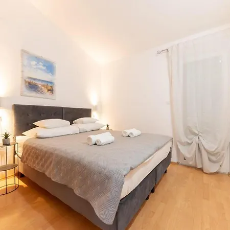 Villa Spacious Retreat With Private Pool, Fitness Centre, And Garden