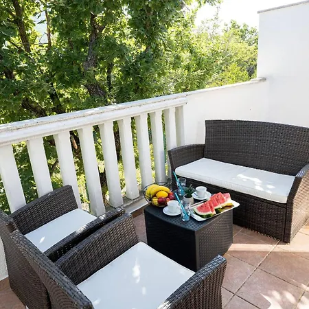 Spacious Retreat With Private Pool, Fitness Centre, And Garden Prgomet