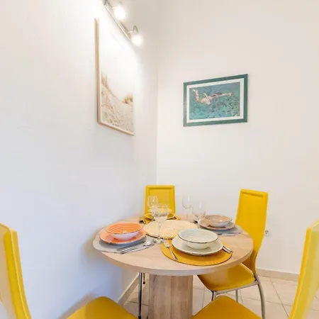 Villa Spacious Retreat With Private Pool, Fitness Centre, And Garden
