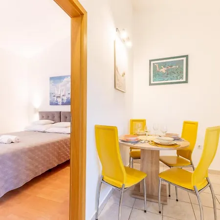 Spacious Retreat With Private Pool, Fitness Centre, And Garden *