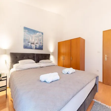 Spacious Retreat With Private Pool, Fitness Centre, And Garden * Prgomet
