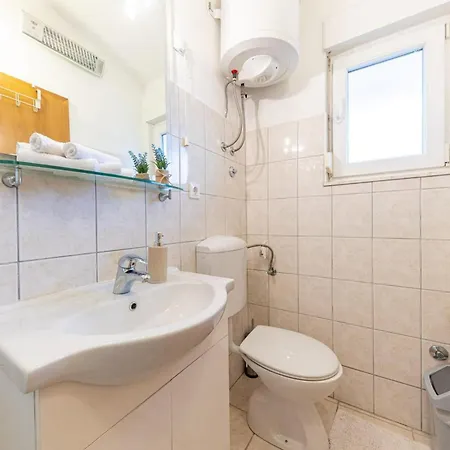 Spacious Retreat With Private Pool, Fitness Centre, And Garden