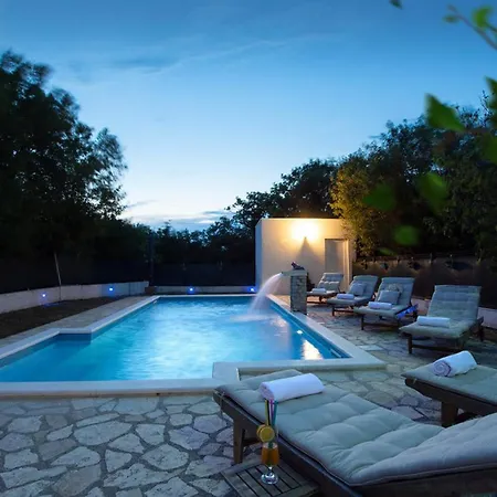 Spacious Retreat With Private Pool, Fitness Centre, And Garden Prgomet