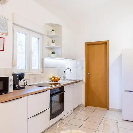Villa Spacious Retreat With Private Pool, Fitness Centre, And Garden *