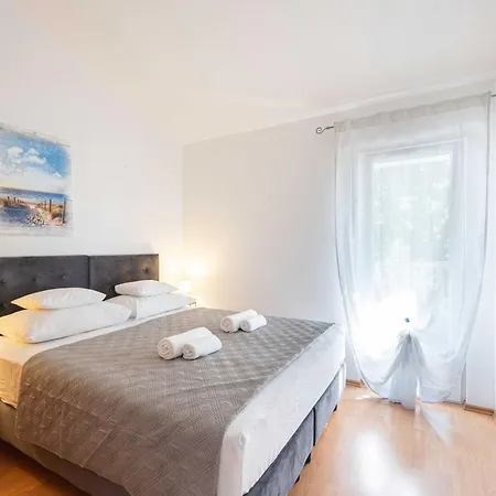 Spacious Retreat With Private Pool, Fitness Centre, And Garden Prgomet