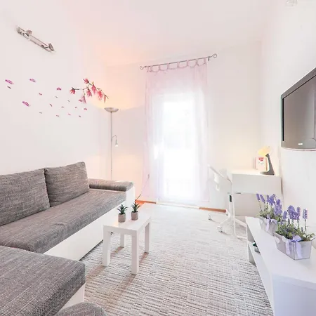 Spacious Retreat With Private Pool, Fitness Centre, And Garden Villa *