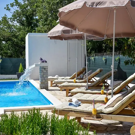 Spacious Retreat With Private Pool, Fitness Centre, And Garden *