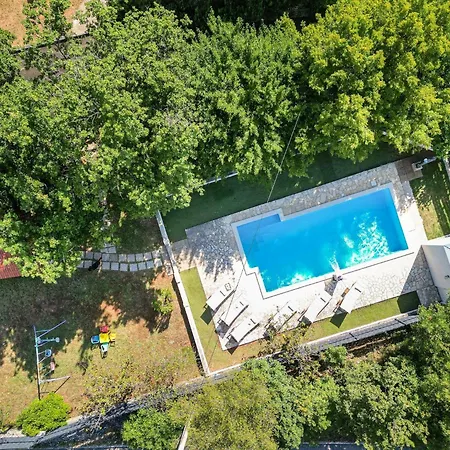 Villa Spacious Retreat With Private Pool, Fitness Centre, And Garden